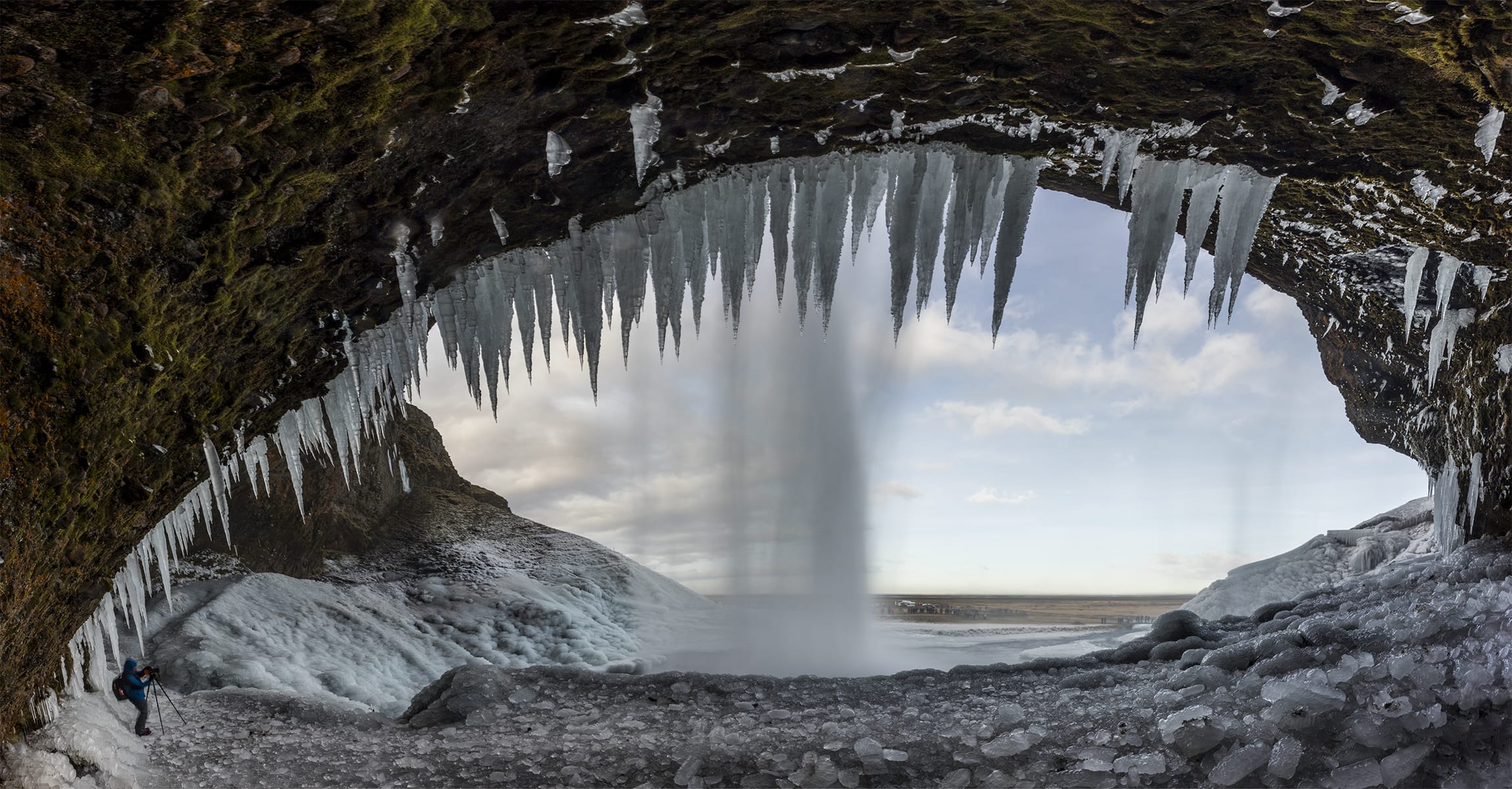 3 Day Winter Minibus Tour: South Coast, Blue Ice Cave, Golden Circle & Northern Lights File name: b0ea9ff0c75d2f77df472c